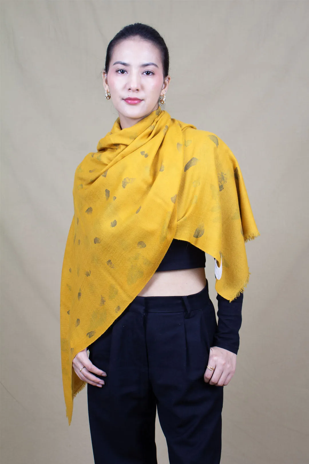 Sarthak Onion Leaves & Rose Petals Dyed Cashmere Stole